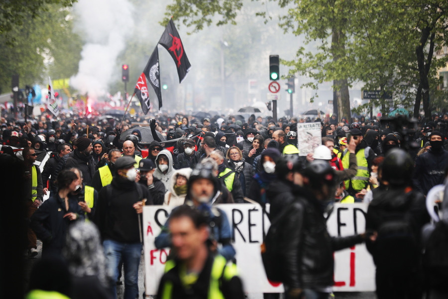 Εκατοντάδες χιλιάδες Γάλλοι στους δρόμους για την Πρωτομαγιά – Επεισόδια και μπογιές