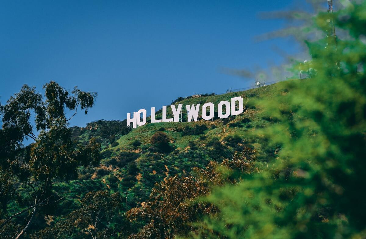 Χόλιγουντ: Σε απεργία οι σεναριογράφοι – Πως θα επηρεαστούν Netflix, ταινίες και τηλεοπτικές παραγωγές
