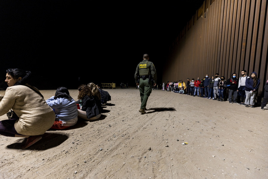 ΗΠΑ: Με στρατό ενισχύει τον φράχτη στα σύνορα με το Μεξικό ο Μπάιντεν