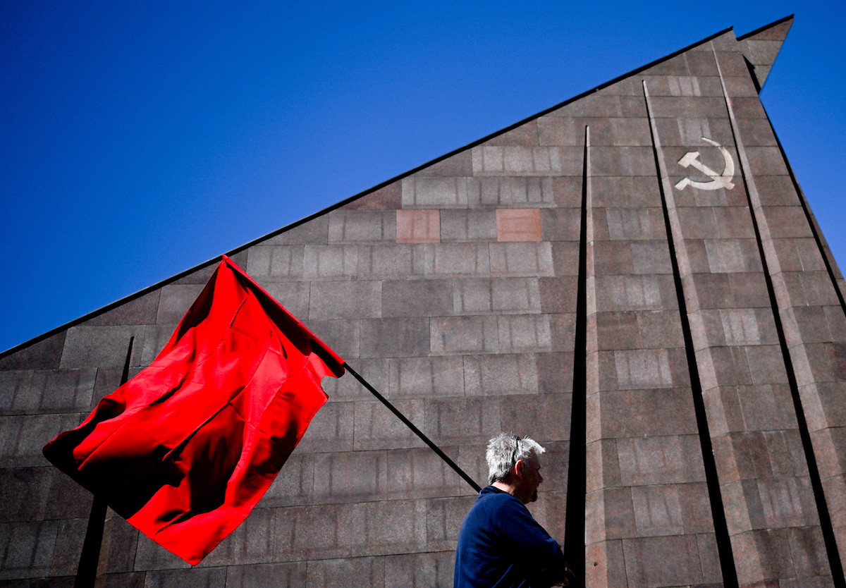 Βερολίνο: Απαγορεύτηκαν ρωσικές και σοβιετικές σημαίες στις εκδηλώσεις για τη νίκη επί του ναζισμού