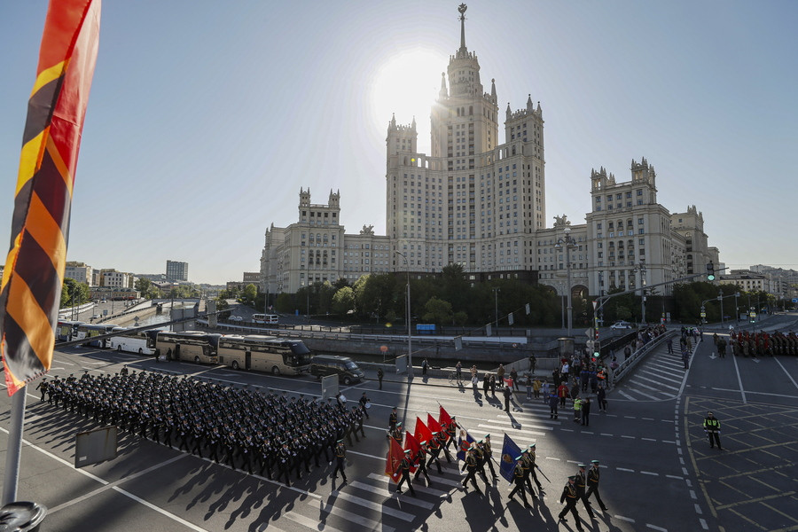 Ημέρα της Αντιφασιστικής Νίκης: Η παραδοσιακή στρατιωτική παρέλαση στην Κόκκινη Πλατεία της Μόσχας [Live]