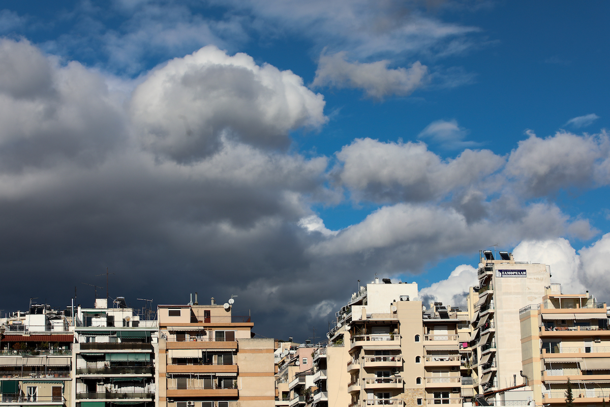 Καιρός: Συννεφιά, βροχές και πτώση της θερμοκρασίας σήμερα