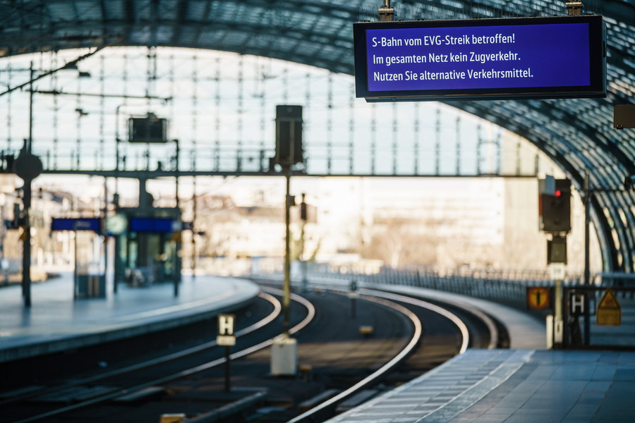 Γερμανία: «Νεκρώνουν» πάλι οι σιδηρόδρομοι από νέα απεργία