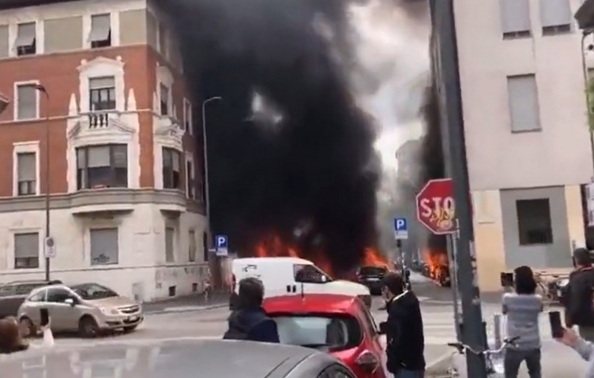 Ιταλία: Έκρηξη στο Μιλάνο – Οχήματα στις φλόγες