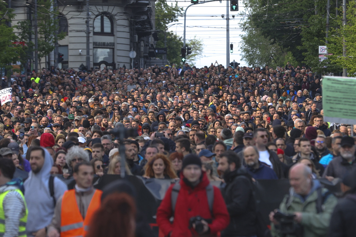 Βελιγράδι: Δεκάδες χιλιάδες στους δρόμους μετά τους μαζικούς πυροβολισμούς