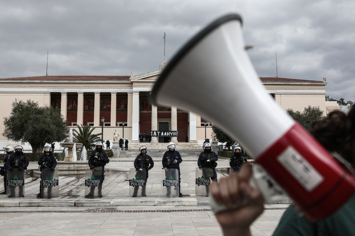 Politico για ελληνικές εκλογές και αστυνομία: Διαφθορά, αύξηση καταγγελιών και σχέσεις με Greek Mafia