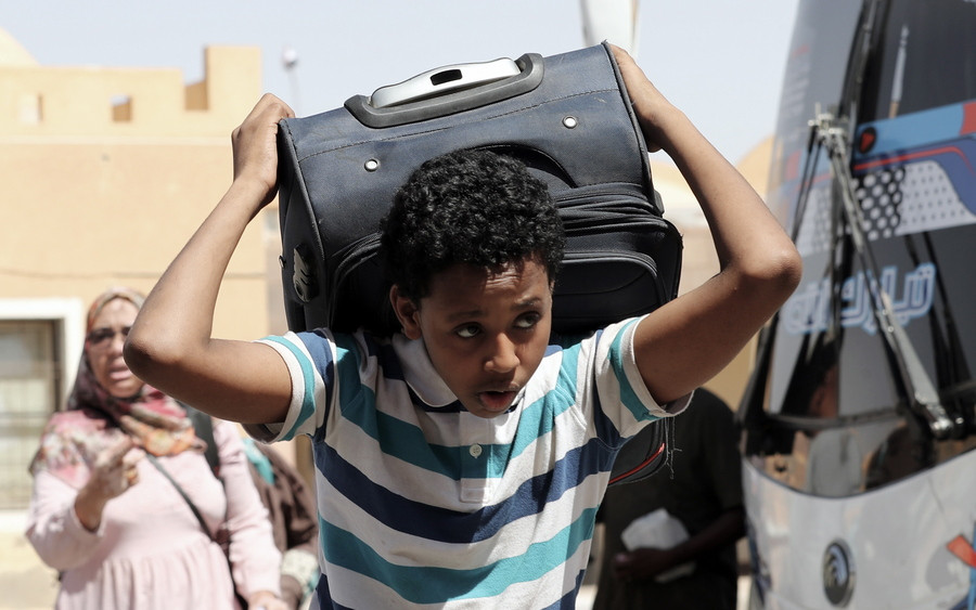 Σουδάν: Πάνω από 1 εκατομμύριο οι πρόσφυγες – 5.000 φτάνουν κάθε μέρα στην Αίγυπτο