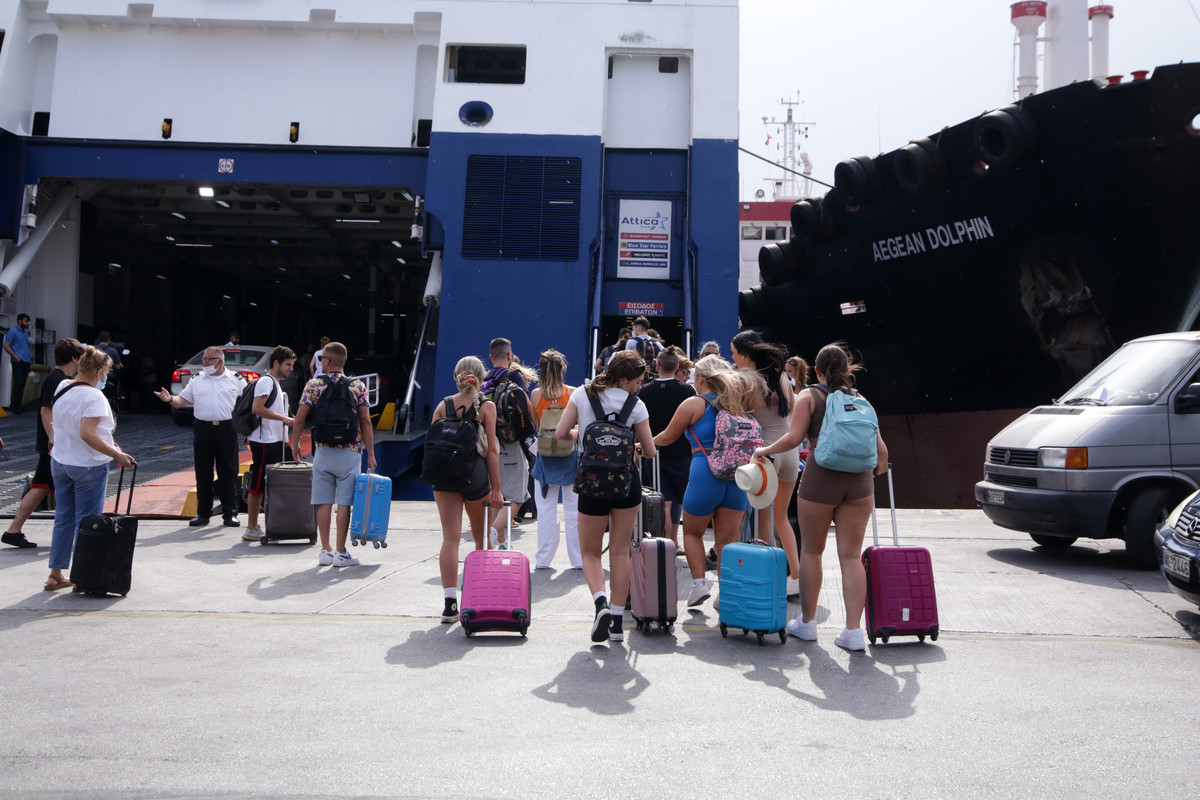 Σε εξέλιξη η έξοδος των ετεροδημοτών – Αυξημένη κίνηση στο λιμάνι του Πειραιά και στα ΚΤΕΛ