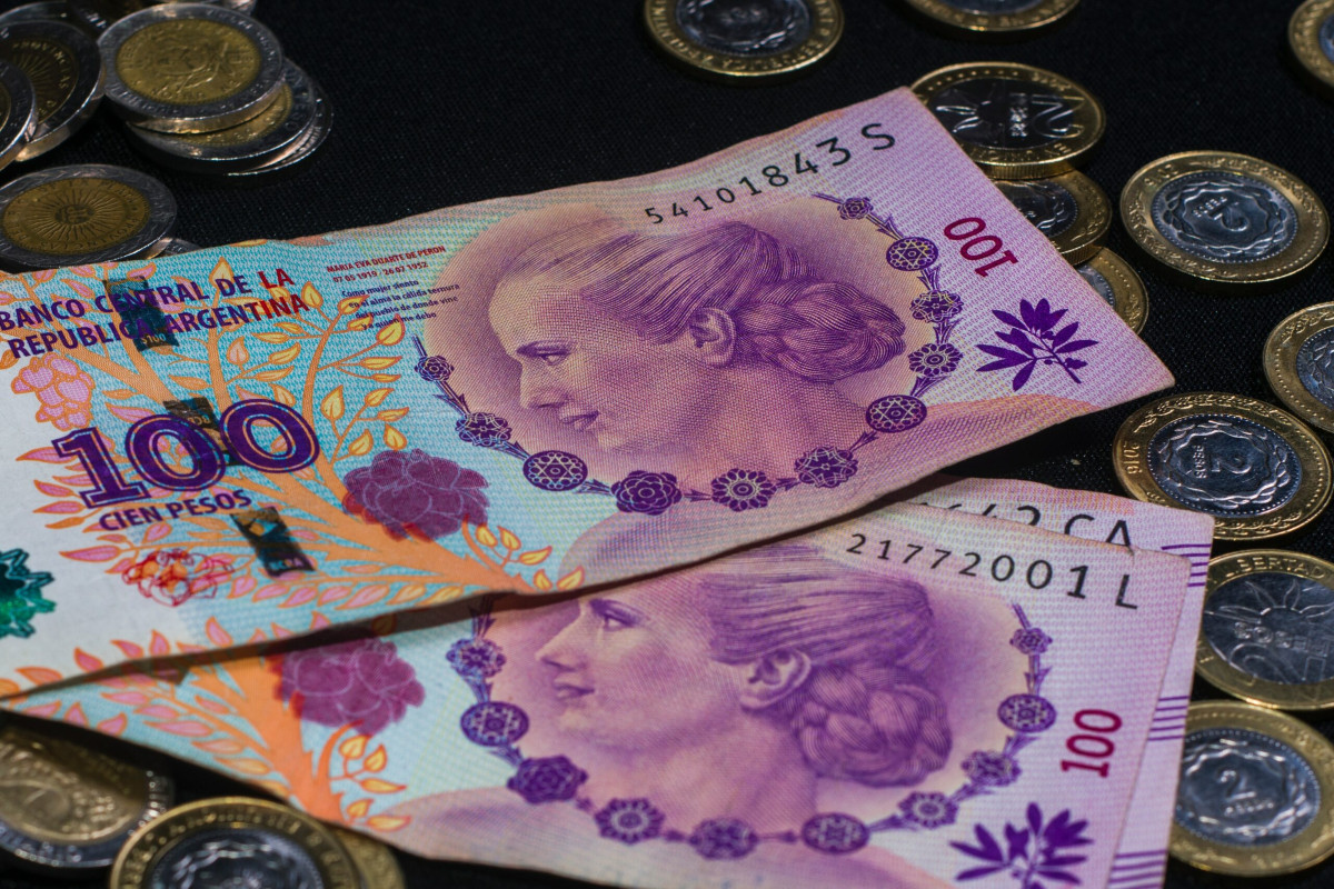 Αργεντινή: Κυκλοφόρησε το νέο χαρτονόμισμα των 2.000 πέσο, εν μέσω ραγδαίας υποτίμησης του εθνικού νομίσματος