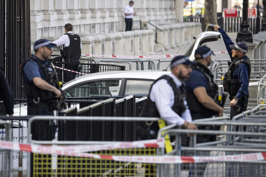 Συναγερμός στη Βρετανία: Αυτοκίνητο έπεσε στην πύλη της Ντάουνινγκ Στριτ