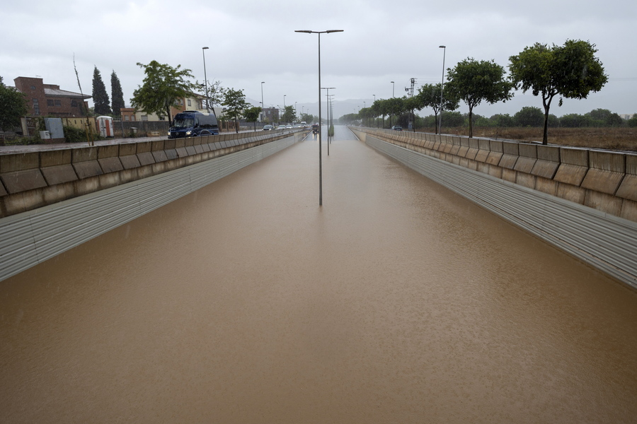 Ισπανία: Ποτάμια οι δρόμοι από τις καταιγίδες μετά από 4 μήνες ξηρασίας