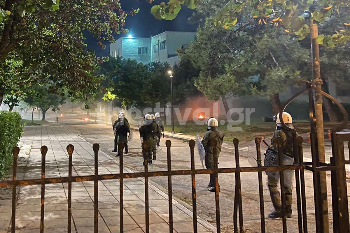 Θεσσαλονίκη: Μολότοφ και δακρυγόνα τη νύχτα στο ΑΠΘ
