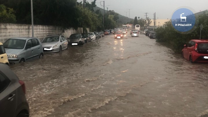 Κακοκαιρία στη Ρόδο: «Βούλιαξαν» από τις βροχές οι δρόμοι – Πλημμύρισε το αεροδρόμιο
