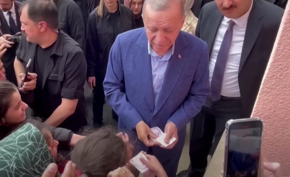 Τουρκία: Ο Ερντογάν μοίρασε λεφτά σε υποστηρικτές του [Βίντεο]