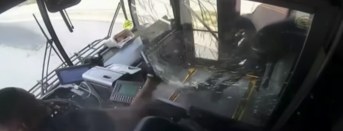 ΗΠΑ: Πιστολίδι μεταξύ οδηγού και επιβάτη σε εν κινήσει λεωφορείο [Βίντεο]