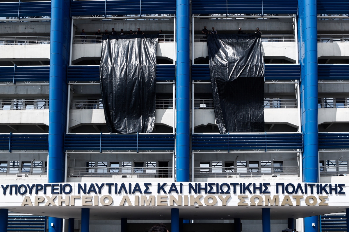 Εργατικό δυστύχημα στο Πέραμα: Δυναμική κινητοποίηση εργαζομένων – Μαύρο πανό στο υπουργείο και νέα 24ωρη απεργία [Φωτο & Βίντεο]