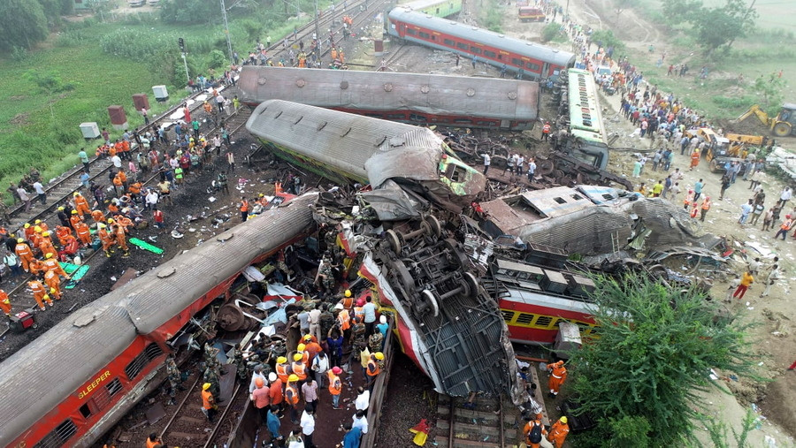 Ινδία: Εκατόμβες νεκρών από τη σύγκρουση των τρένων