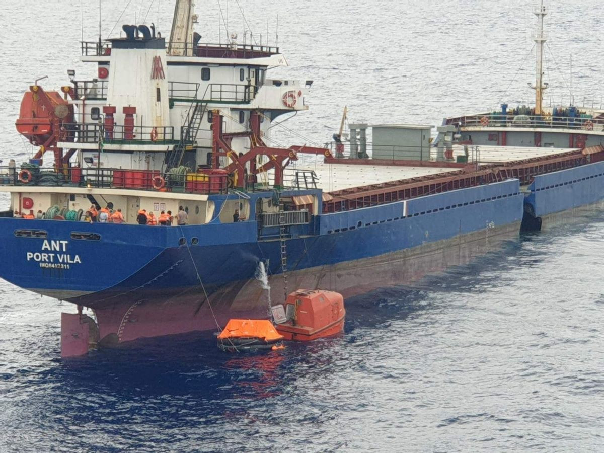 Χίος: Αρνήθηκε ελληνική βοήθεια ο ένας πλοίαρχος των φορτηγών που συγκρούστηκαν [Β’ιντεο & ΦΩΤΟ]