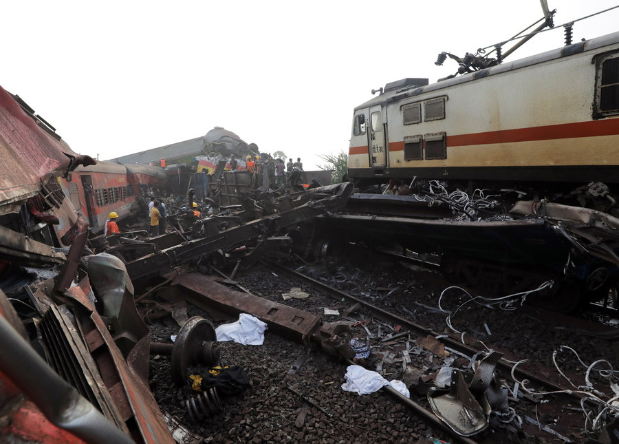 Σύγκρουση τρένων στην Ινδία: Σταμάτησαν οι επιχειρήσεις διάσωσης – Ο τραγικός απολογισμός και η πιθανή αιτία