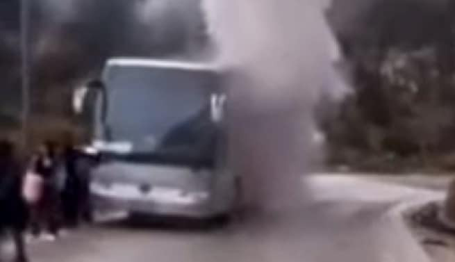 Εύβοια: Στις φλόγες τουριστικό λεωφορείο