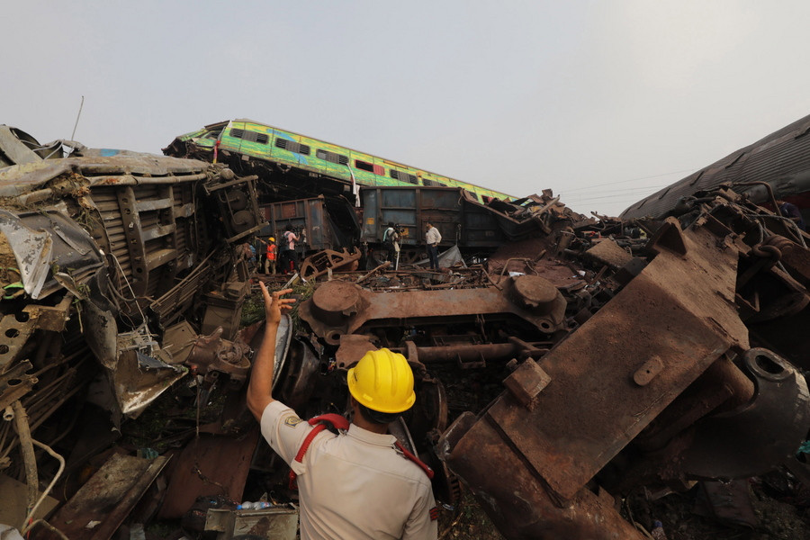 Ινδία: Συγκλονιστικές μαρτυρίες επιζόντων της σιδηροδρομικής τραγωδίας