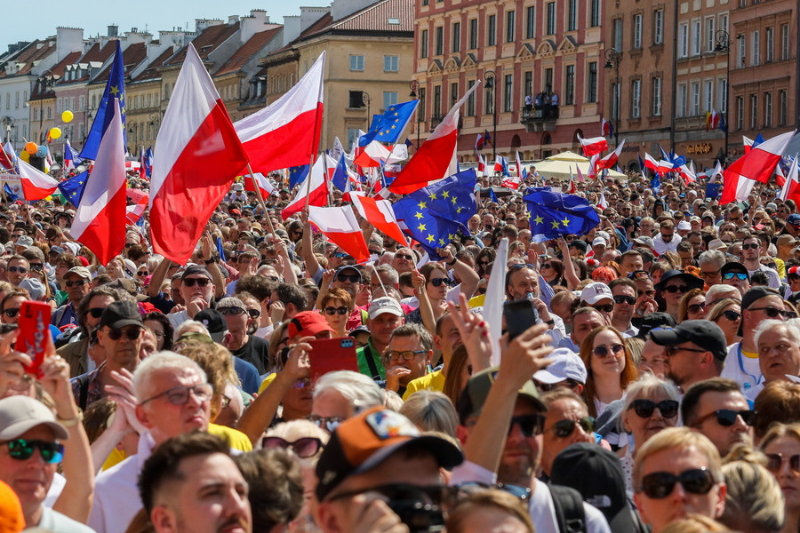 Τεράστια αντικυβερνητική διαδήλωση στη Βαρσοβία [Βίντεο]