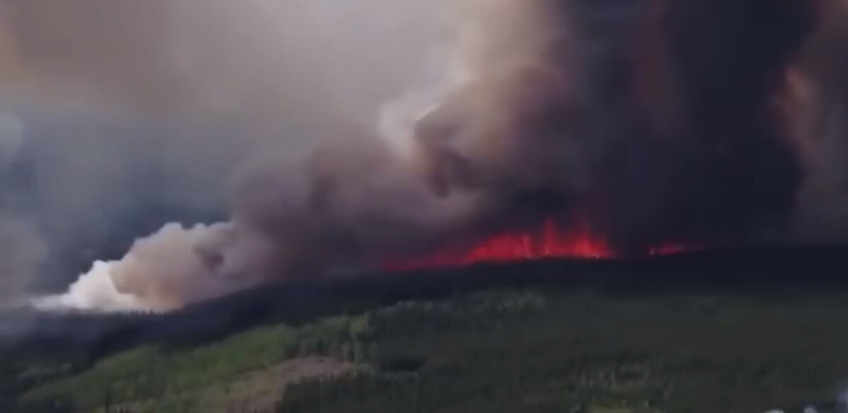 Καναδάς: Συνεχίζουν να καίνε περίπου 150 φωτιές στο Κεμπέκ – Χιλιάδες κάτοικοι εγκαταλείπουν τα σπίτια τους