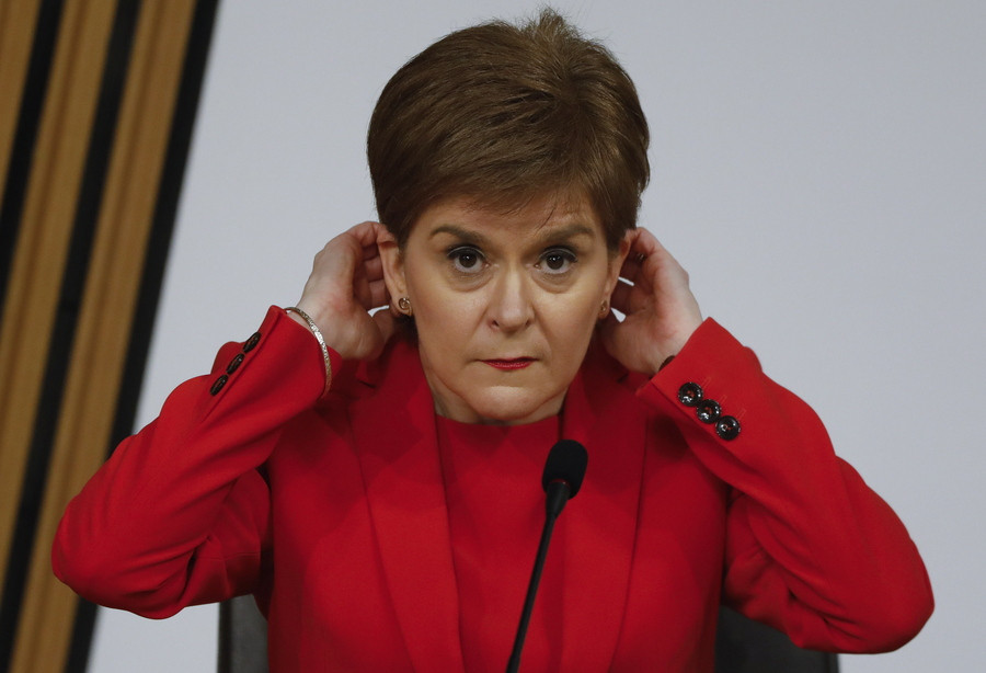 Νίκολα Στέρτζον: Ελεύθερη η πρώην πρωθυπουργός της Σκωτίας – Το χρονικό της σύλληψης