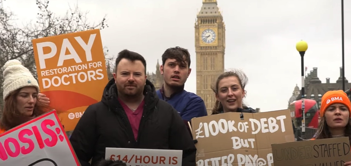 Βρετανία: Σε απεργία οι γιατροί για μισθούς – συνθήκες εργασίας