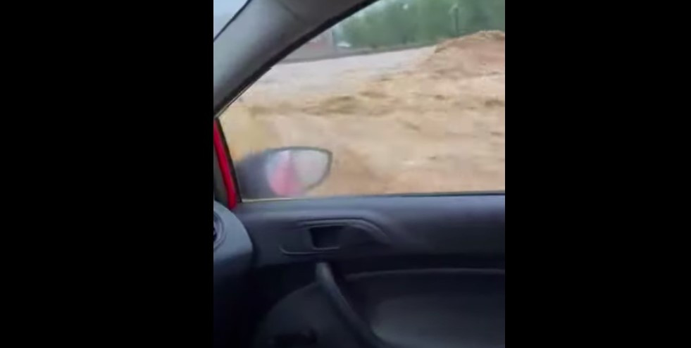 Χαλκιδική: Βίντεο με οδηγό που βλέπει τον χείμαρρο να παρασύρει το αυτοκίνητο του