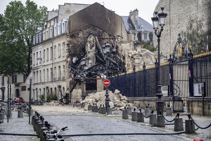 Παρίσι: Ένας αγνοούμενος στα χαλάσματα από την έκρηξη