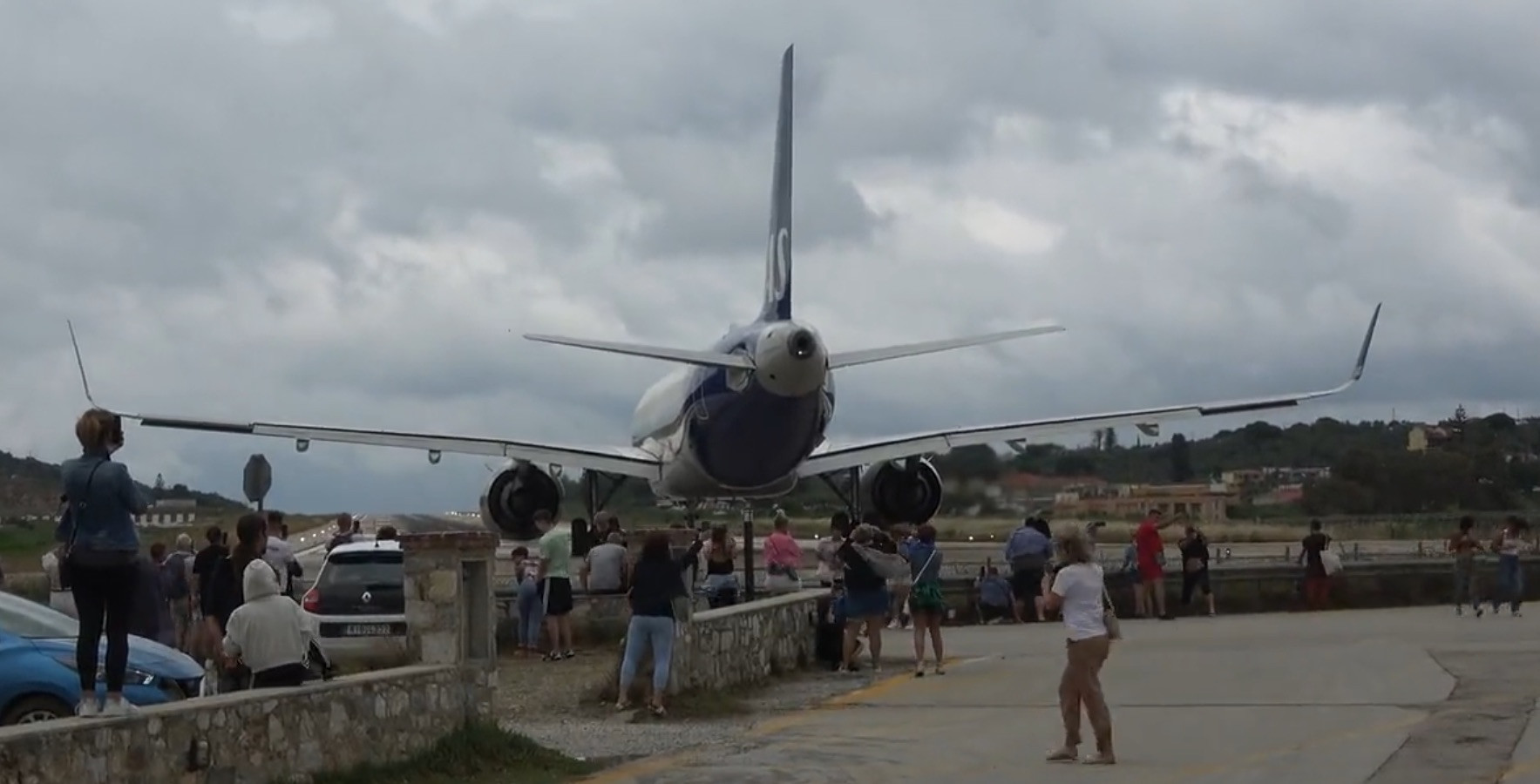 Σκιάθος: Αεροπλάνο «σηκώνει» στον αέρα τουρίστες [Βίντεο]