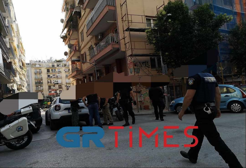 Θεσσαλονίκη: Κλειδώθηκε σε διαμέρισμα άνδρας που κυνηγούσε 17χρονο με μαχαίρι