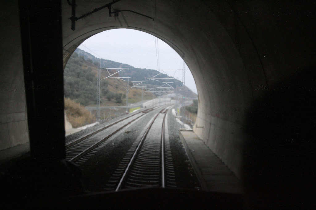 Τρένο με εκατοντάδες επιβάτες ακινητοποιήθηκε σε σήραγγα μεταξύ Λαμίας – Βόλου
