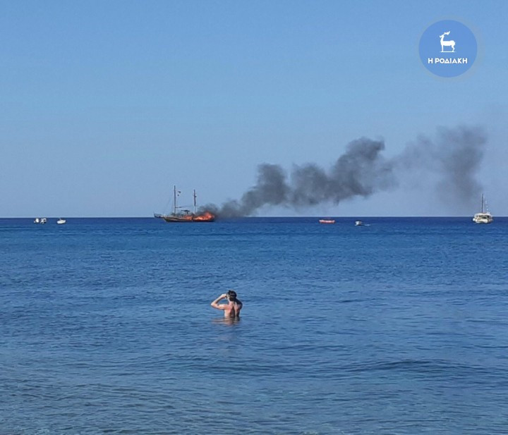Φωτιά σε τουριστικό πλοιάριο στη Ρόδο – Εκκενώθηκε εγκαίρως