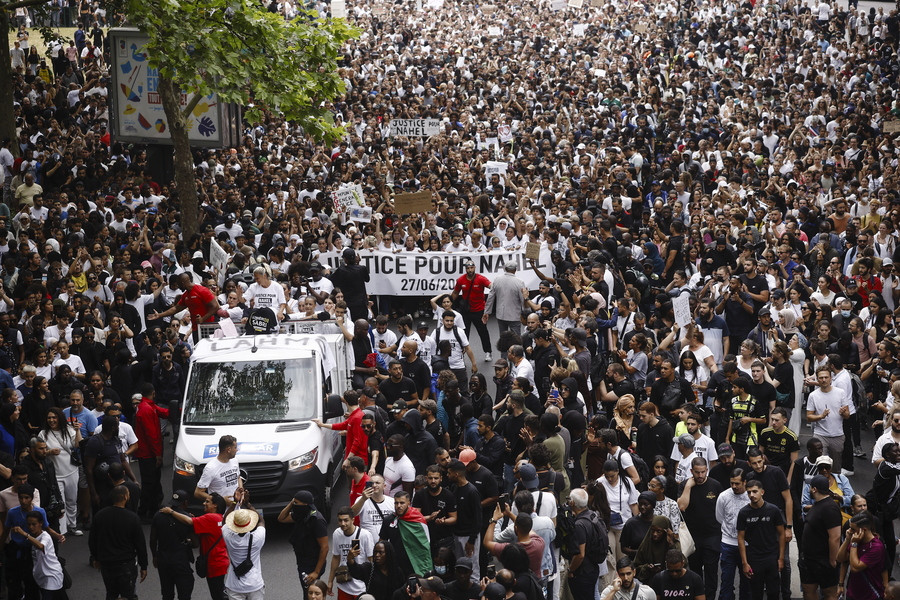Το Παρίσι «φλέγεται» από την οργή για τον δολοφονημένο 17χρονο από αστυνομκό – Με 40.000 αστυνομικούς απαντά ο Μακρόν