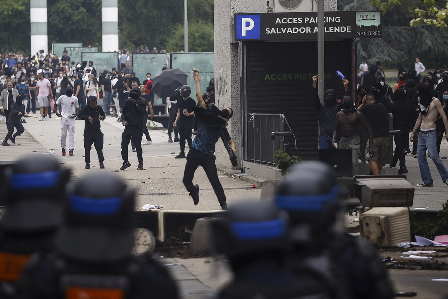 Γαλλία: Απαγόρευση συγκεντρώσεων και περιορισμός κυκλοφορίας μετά τις ταραχές – Τα social media κατηγορεί ο Μακρόν