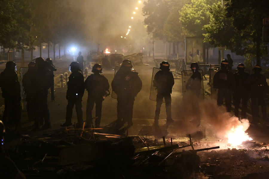 Γαλλία: Ο Μακρόν κατεβάζει τεθωρακισμένα για να αντιμετωπίσει τους διαδηλωτές