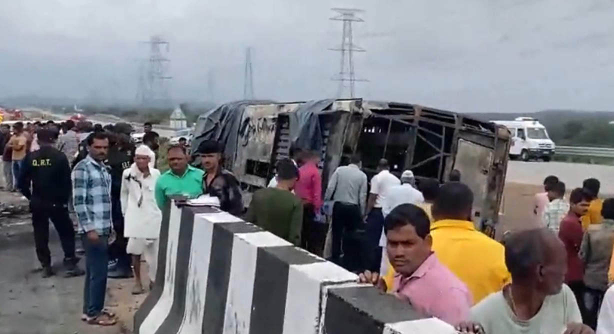 Ινδία: Τουλάχιστον 25 νεκροί από φωτιά σε λεωφορείο