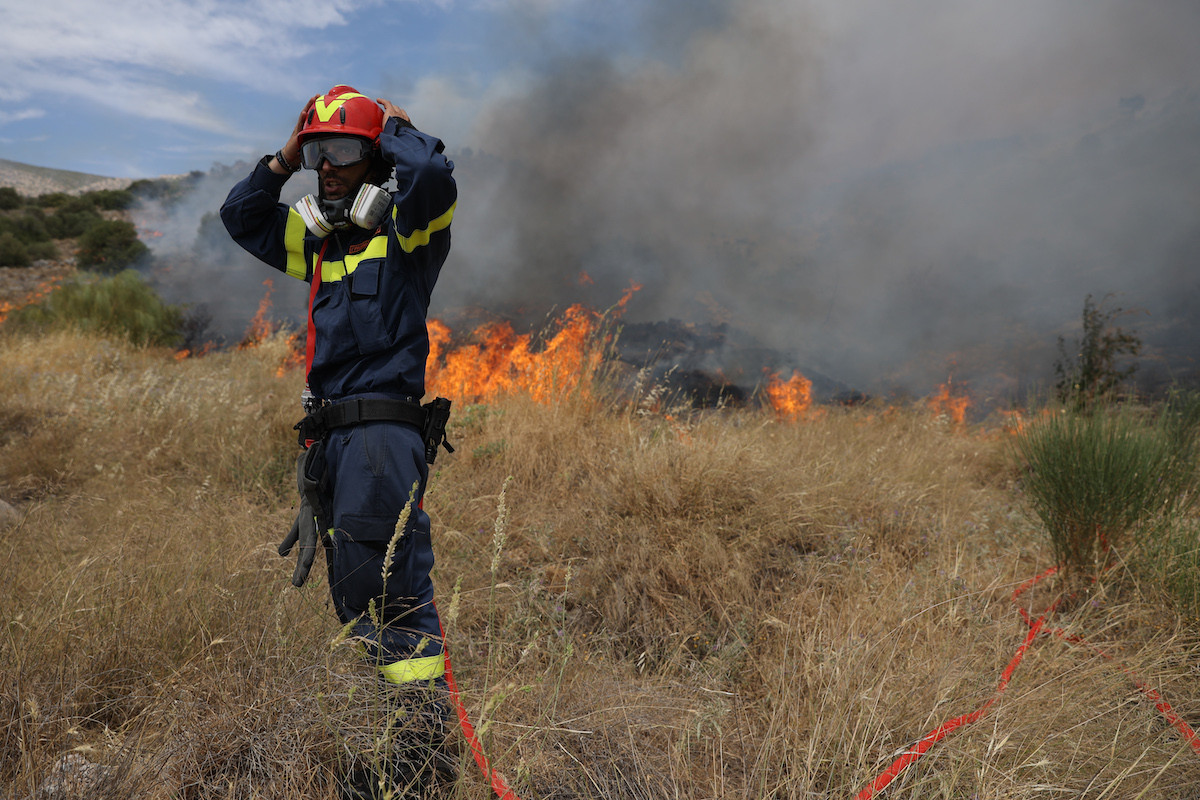 Οριοθετήθηκαν οι φωτιές σε Αλιβέρι και Κερατέα – Παραμένουν οι δυνάμεις της Πυροσβεστικής