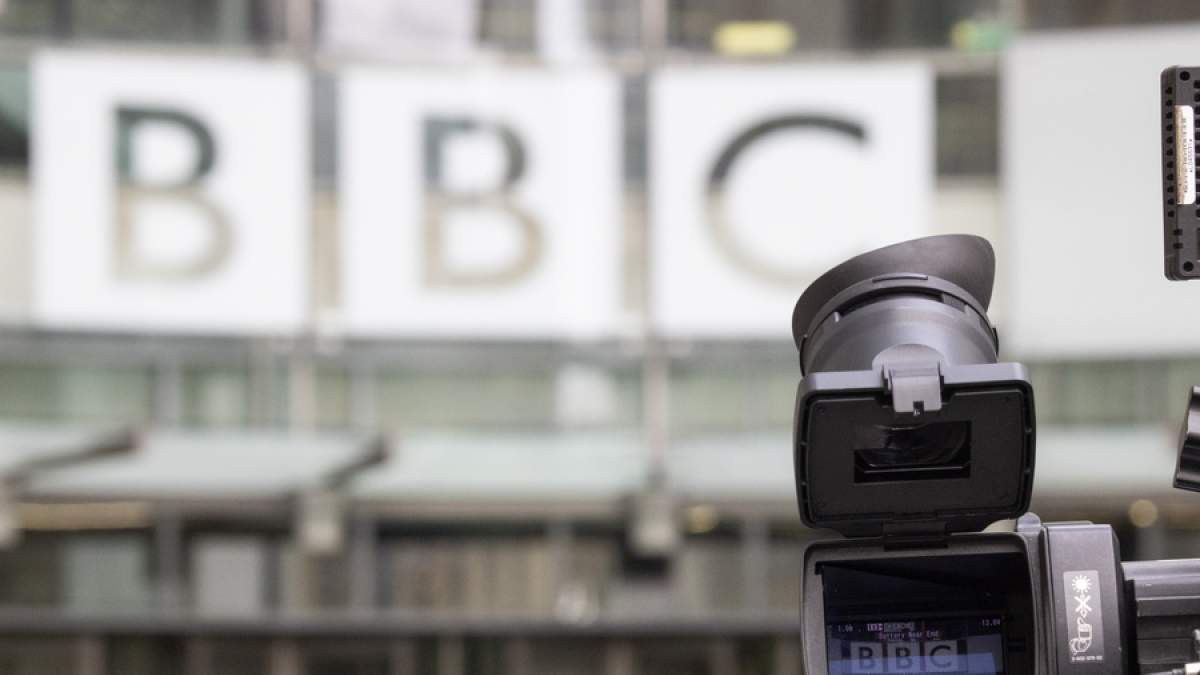 Δίνη σκανδάλου στο BBC / Παρουσιαστής κατηγορείται ότι πλήρωνε 17χρονο για γυμνές φωτογραφίες