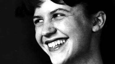mia-gynaika-poy-tin-elegan-sylvia-plath-apo-tis-simantikoteres-poiitries-toy-20oy-aiona-0