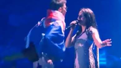 synelifthi-o-farser-tis-eurovision-poy-gdythike-mprosta-sti-tzamala-vinteo-0