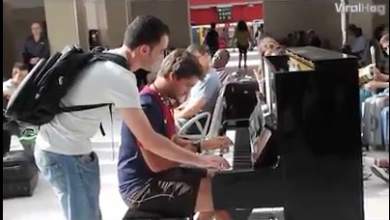 dyo-agnostoi-aytoschediazoyn-sto-piano-toy-aerodromioy-vinteo-0