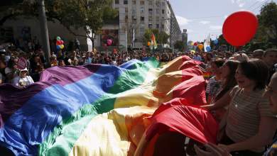 servia-iereas-agiazei-toys-dromoys-poy-perase-to-gay-pride-vinteo-0