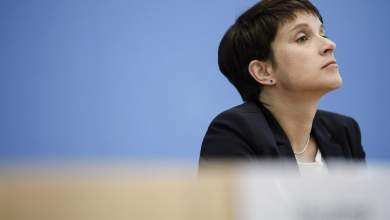 spaei-sta-dyo-i-akrodexia-stin-germania-neo-komma-apo-tin-fraoyke-petri-0