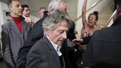 femen-pros-polanski-kamia-timi-gia-toys-viastes-vinteo-0