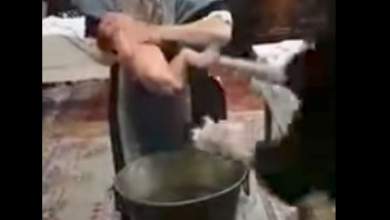 papas-ekleise-to-stoma-sto-moro-kai-to-voytixe-viaia-sto-nero-se-vaptisi-vinteo-0