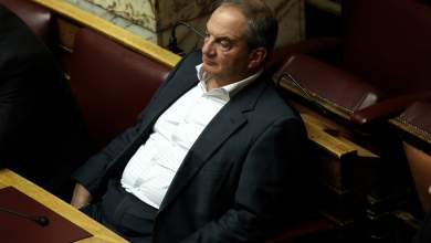 kontra-kyvernisis-nd-me-fonto-to-galazio-chtypima-kata-karamanli-0