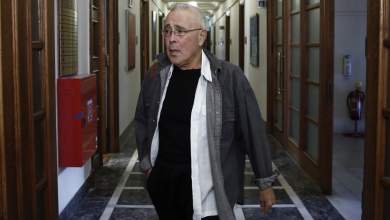 dekti-apo-ton-tsipra-i-paraitisi-zoyrari-0